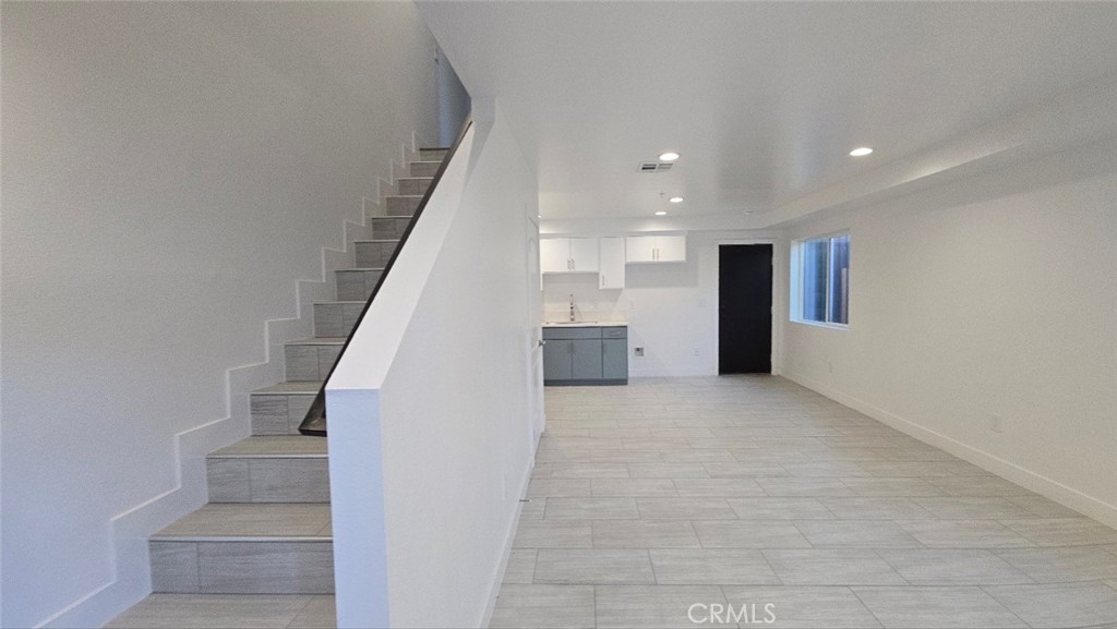 a view of entryway and kitchen