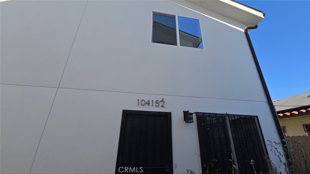 10415 1/2 Avalon Boulevard Los Angeles, CA 90003 - Photo 4 of 24 a utility room with dryer and washer