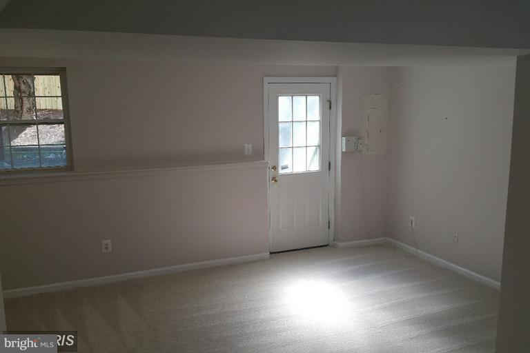 6367 Racetec Place Springfield, VA 22150 - Photo 16 of 25 an empty room with windows