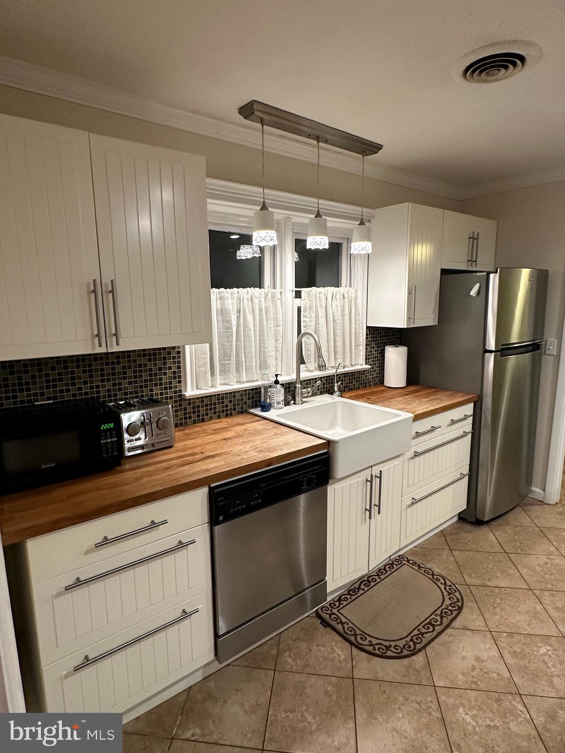 8754 Signal Hill Road Manassas, VA 20110 - Photo 5 of 15