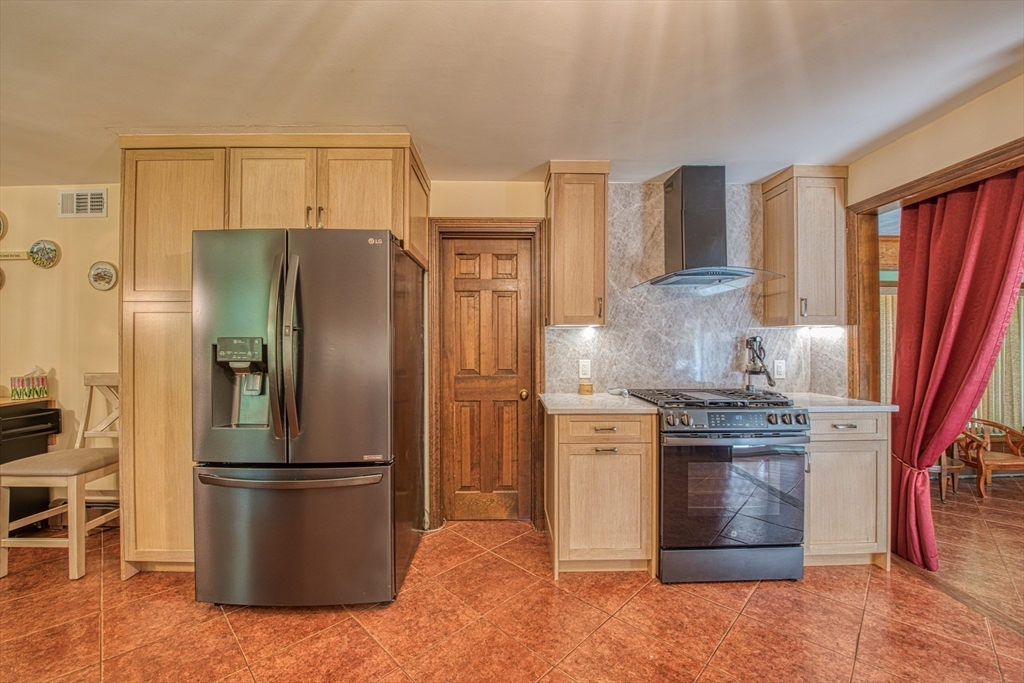 331 Mountain Street Sharon, MA 02067 - Photo 4 of 33