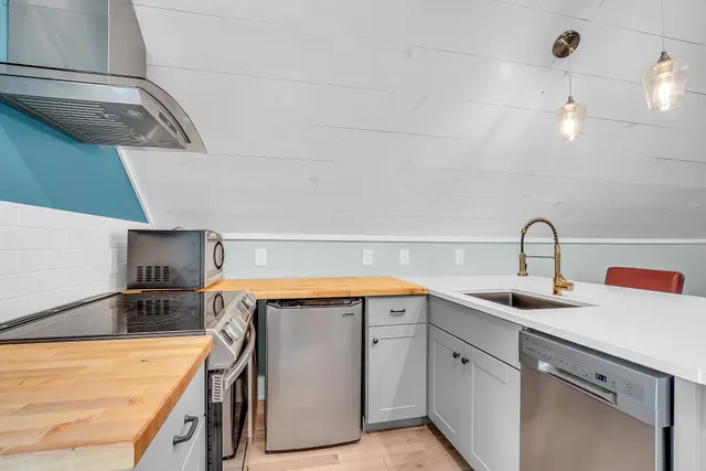 $1,650 | 10 Wallace Brook Road, Brookline, NH 03033