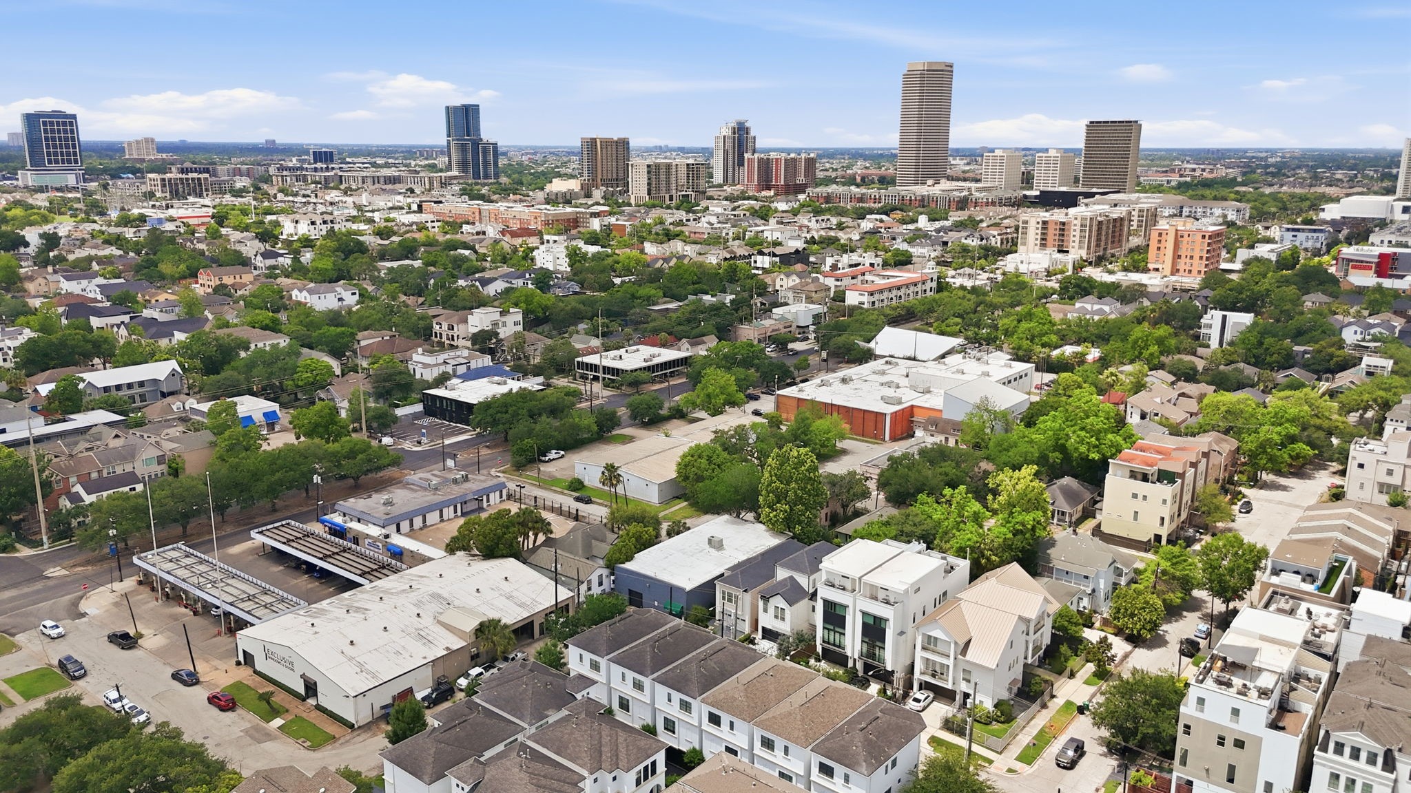 911 West Drew Street Houston, TX 77006 - Photo 36 of 44 an aerial view of a city with lots of residential buildings