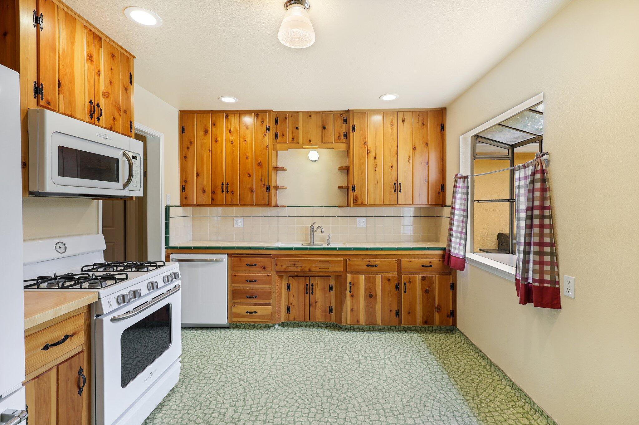 754 Ridge Road Redding, CA 96003 - Photo 4 of 29 5-web-or-mls-8Q0A1217