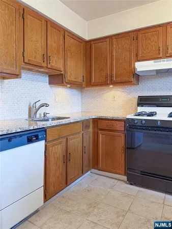 $1,995 | 700 Schuyler Avenue, Unit A21, Kearny, NJ 07032