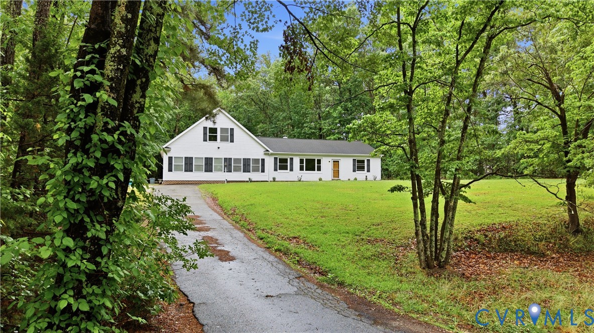 10152 Georgetown Road Mechanicsville, VA 23116 - Photo 2 of 35 a front view of a house with garden