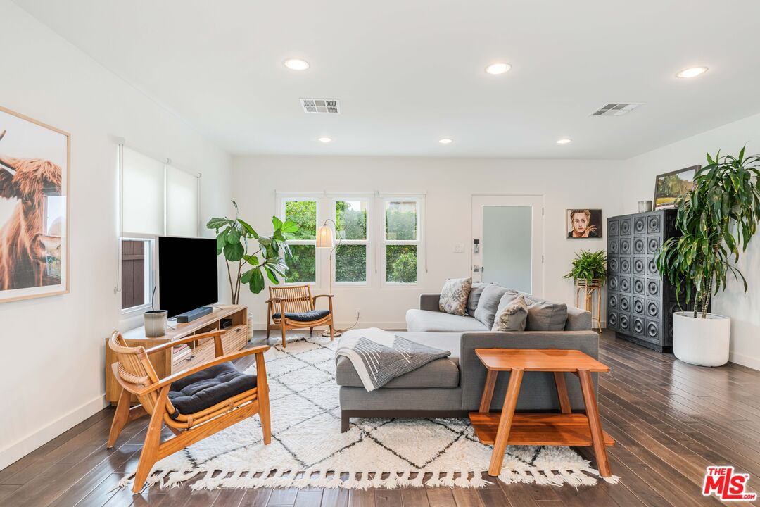 239 North Everett Street Glendale, CA 91206 - Photo 5 of 26