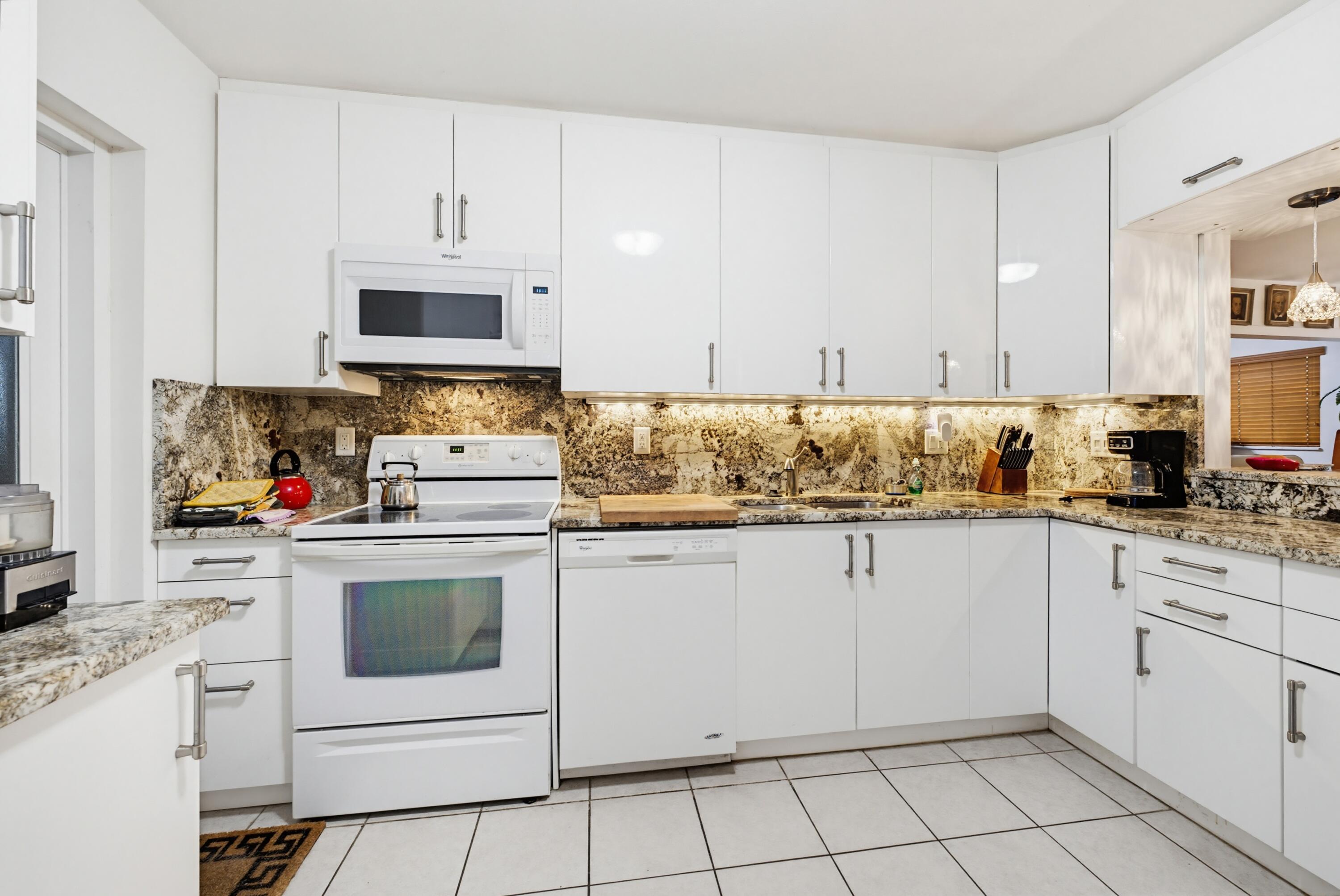 728 Ridge Road, Unit 35 Lantana, FL 33462 - Photo 8 of 15 Woolf Realty_728 Ridge Rd (9)