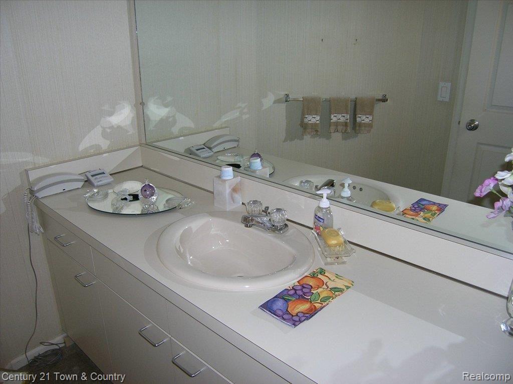 6575 Noble Road West Bloomfield, MI 48322 - Photo 11 of 22 Guest Bathroom