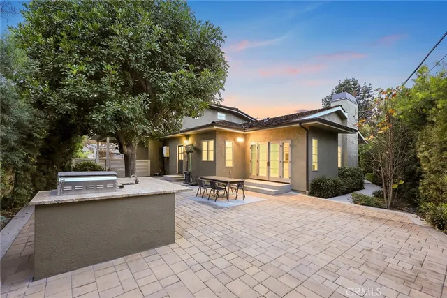 a view of a backyard