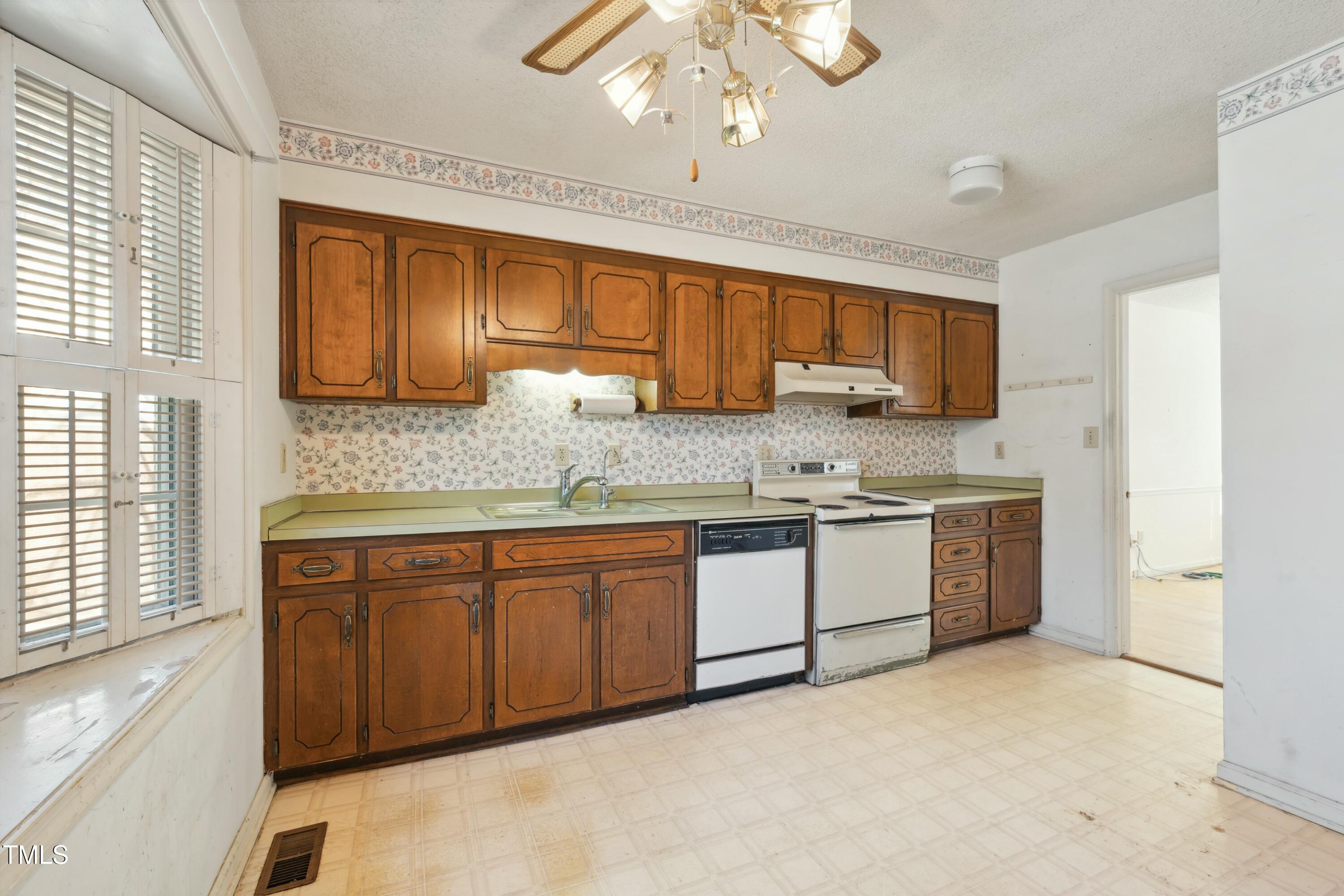 706 Collington Drive Cary, NC 27511 - Photo 5 of 30 Kitchen