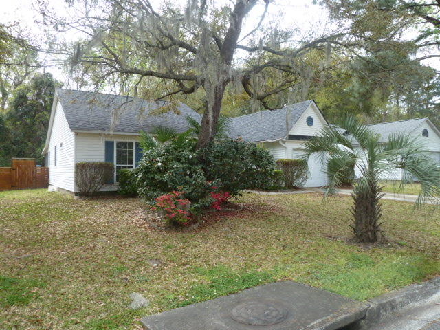 2419 Castlereagh Road Charleston, SC 29414 - Photo 2 of 29 2914 castlereagh front yard