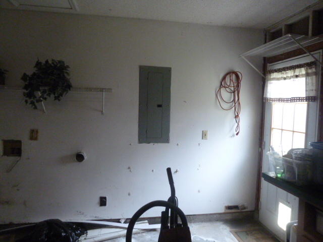 2419 Castlereagh Road Charleston, SC 29414 - Photo 29 of 29 2914 castlereagh garage 1