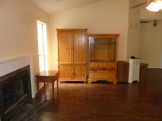 2419 Castlereagh Road Charleston, SC 29414 - Photo 8 of 29 2914 castlereagh living room 2