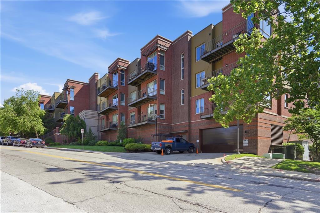 4521 Wornall Road, Unit 211 Kansas City, MO 64111 - Photo 5 of 41