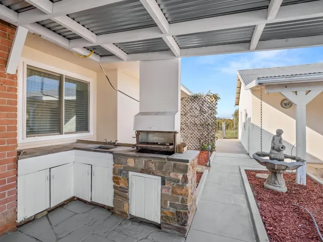 a view of a house with backyard