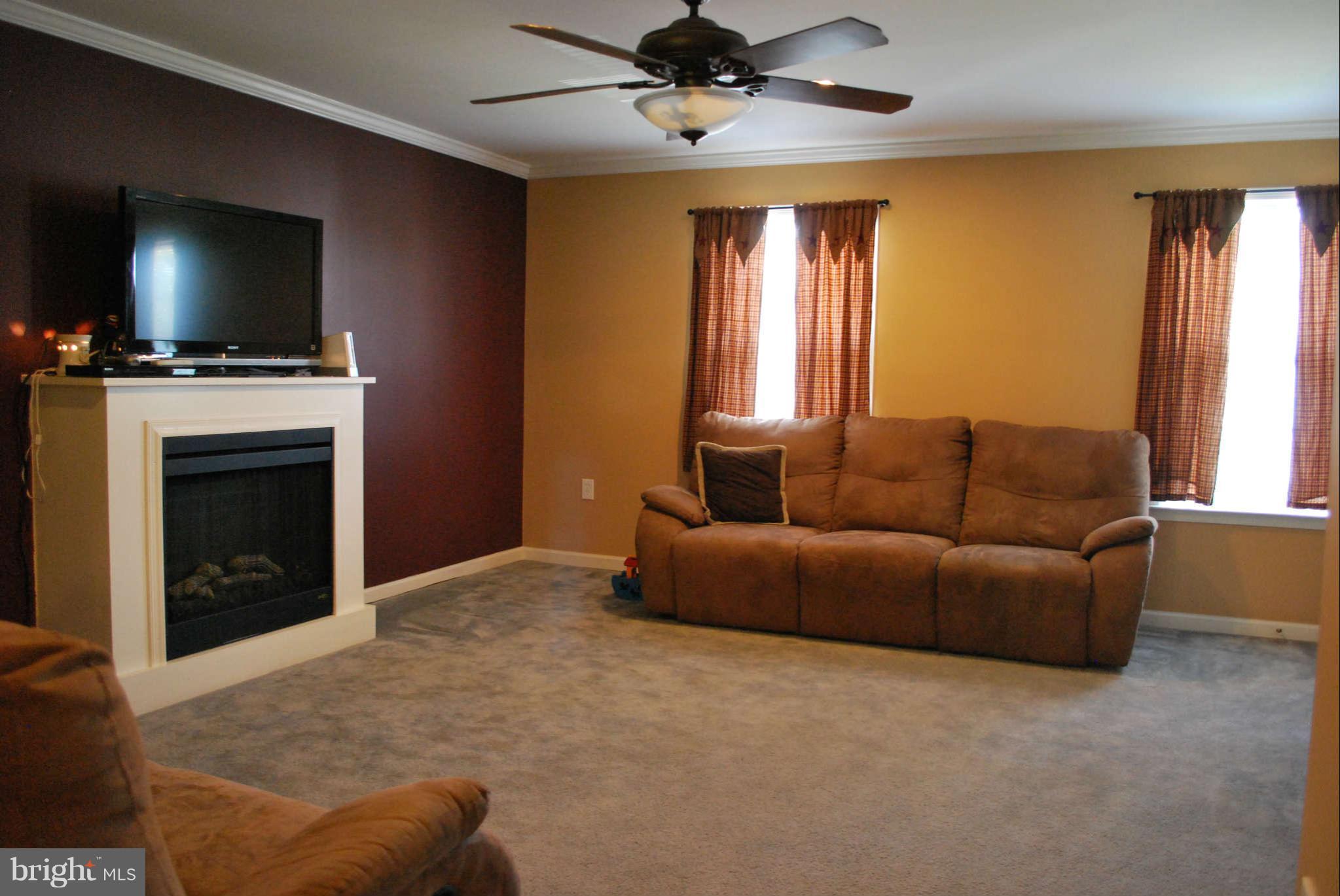 207 Rumbling Rock Road Hedgesville, WV 25427 - Photo 8 of 23 Living Room