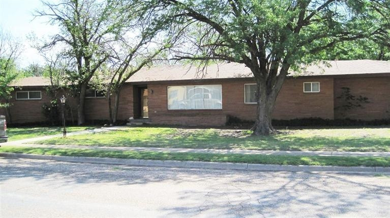 1304 Ave L Ralls, TX 79357 - Photo 1 of 10 Main Exterior