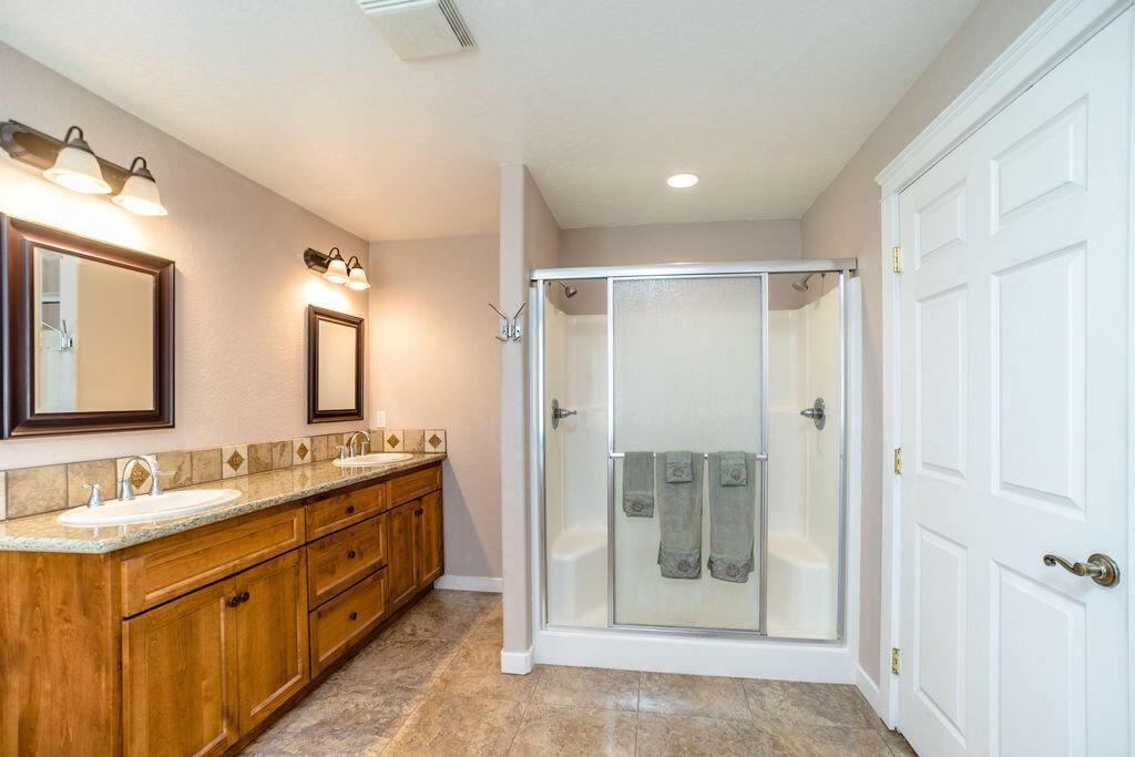 3149 Hanley Road Central Point, OR 97502 - Photo 13 of 47 Double sinks & double shower heads