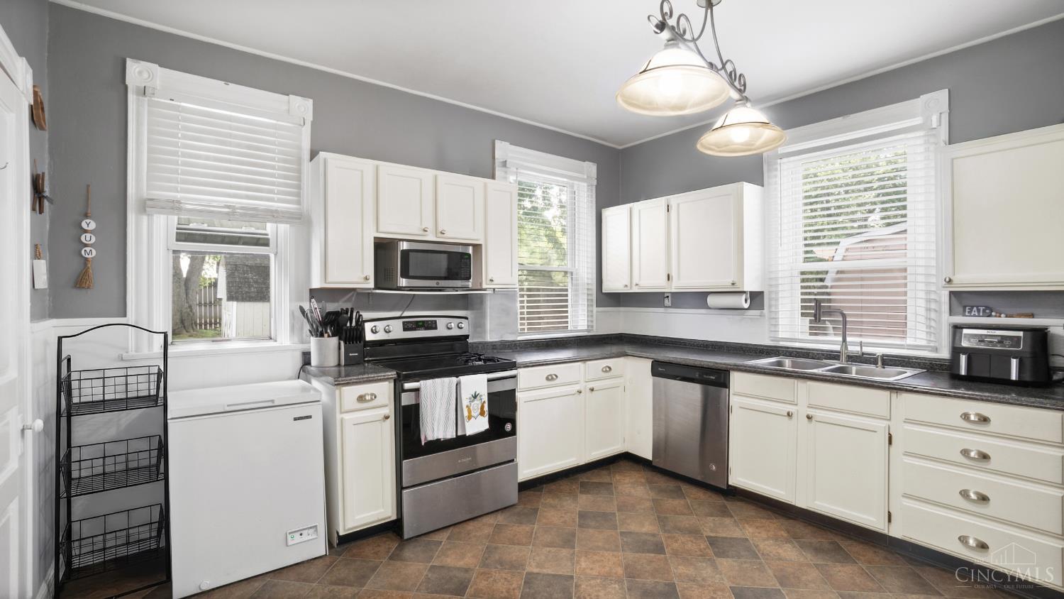 1747 Compton Road Cincinnati, OH 45231 - Photo 7 of 21