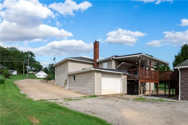 a view of a house with backyard and garden