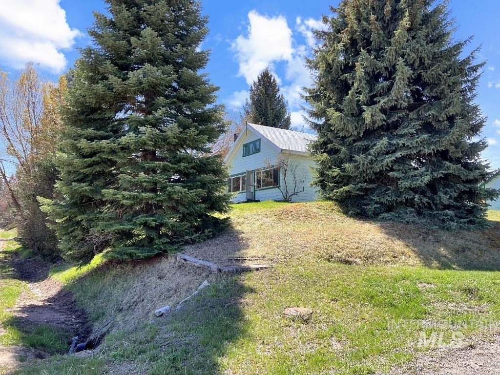 101 South Hillcrest Road Cascade, ID 83611 - Photo 2 of 15