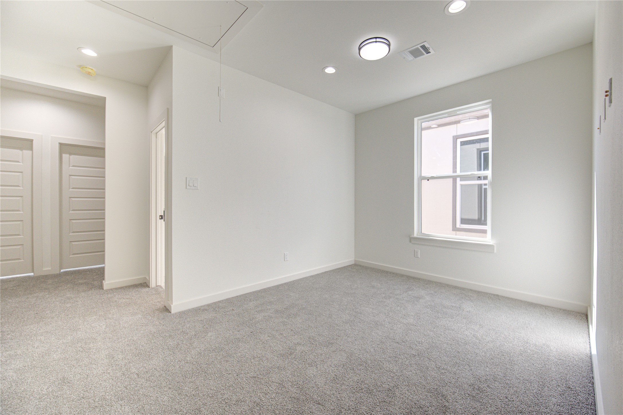 2903 El Fenice Lane Houston, TX 77057 - Photo 23 of 42 an empty room with windows and closet