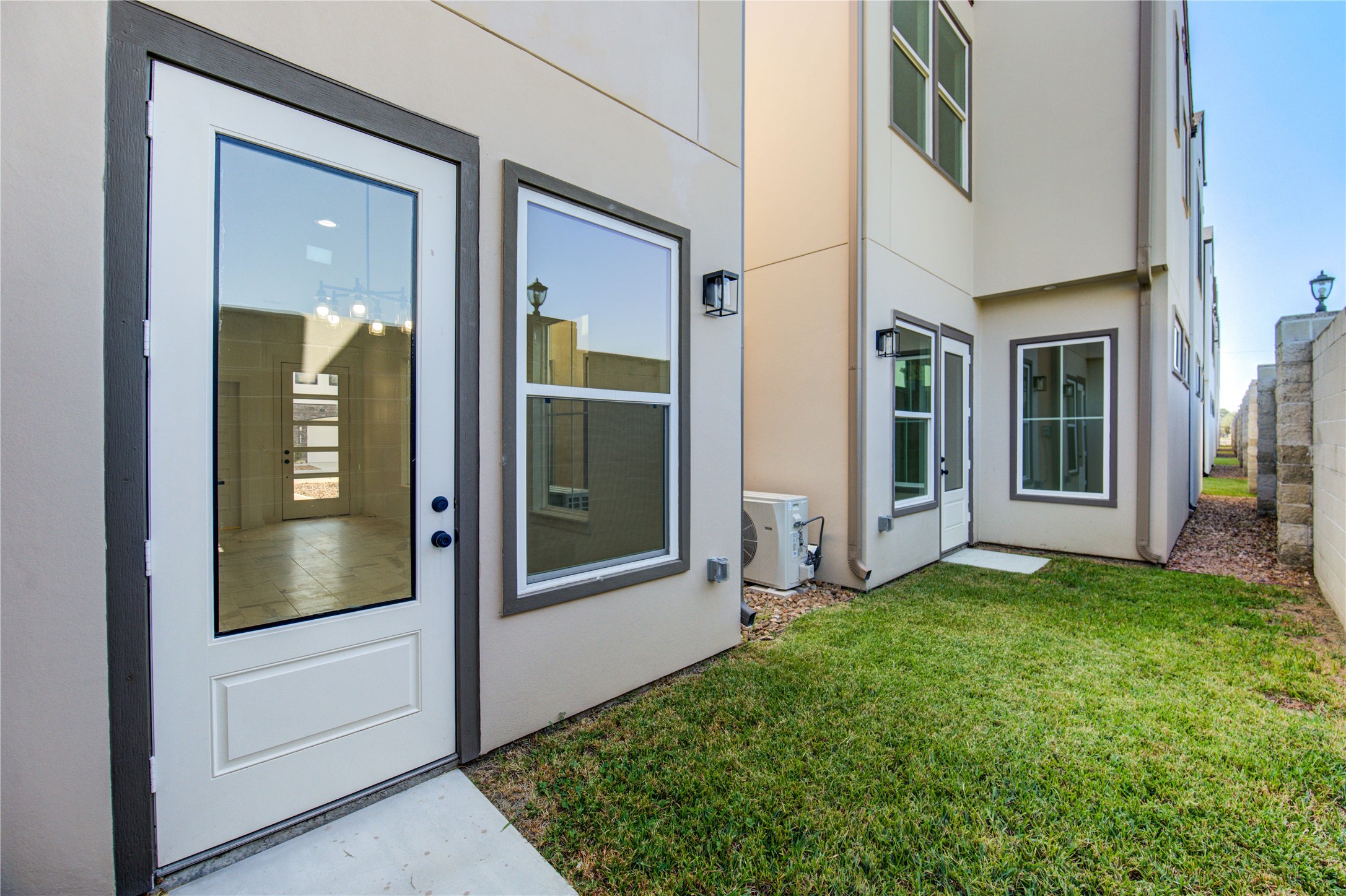 2903 El Fenice Lane Houston, TX 77057 - Photo 40 of 42 a view of front door and yard