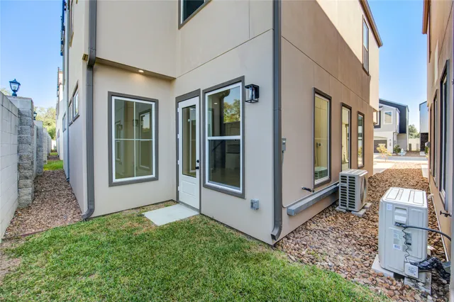 a view of a house with backyard and porch