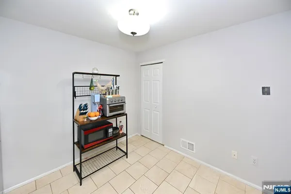 $3,100 | 250 Larch Lane, Mahwah, NJ 07430