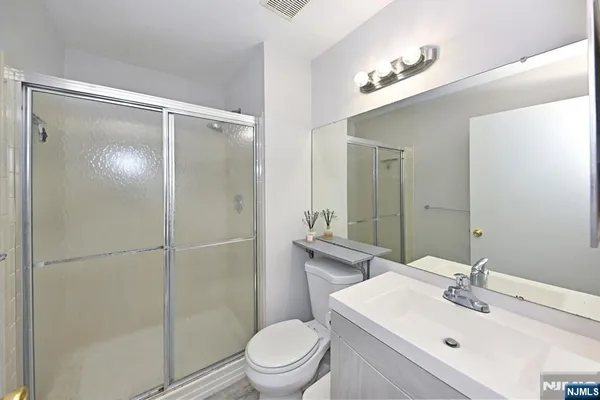 $3,100 | 250 Larch Lane, Mahwah, NJ 07430
