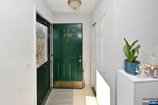 $3,100 | 250 Larch Lane, Mahwah, NJ 07430