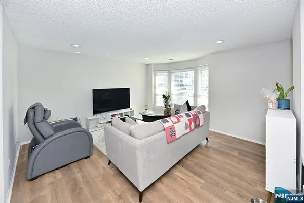 $3,100 | 250 Larch Lane, Mahwah, NJ 07430