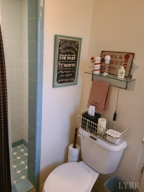 443 Wiggington Road Lynchburg, VA 24501 - Photo 13 of 42 a bathroom with a toilet a sink and mirror