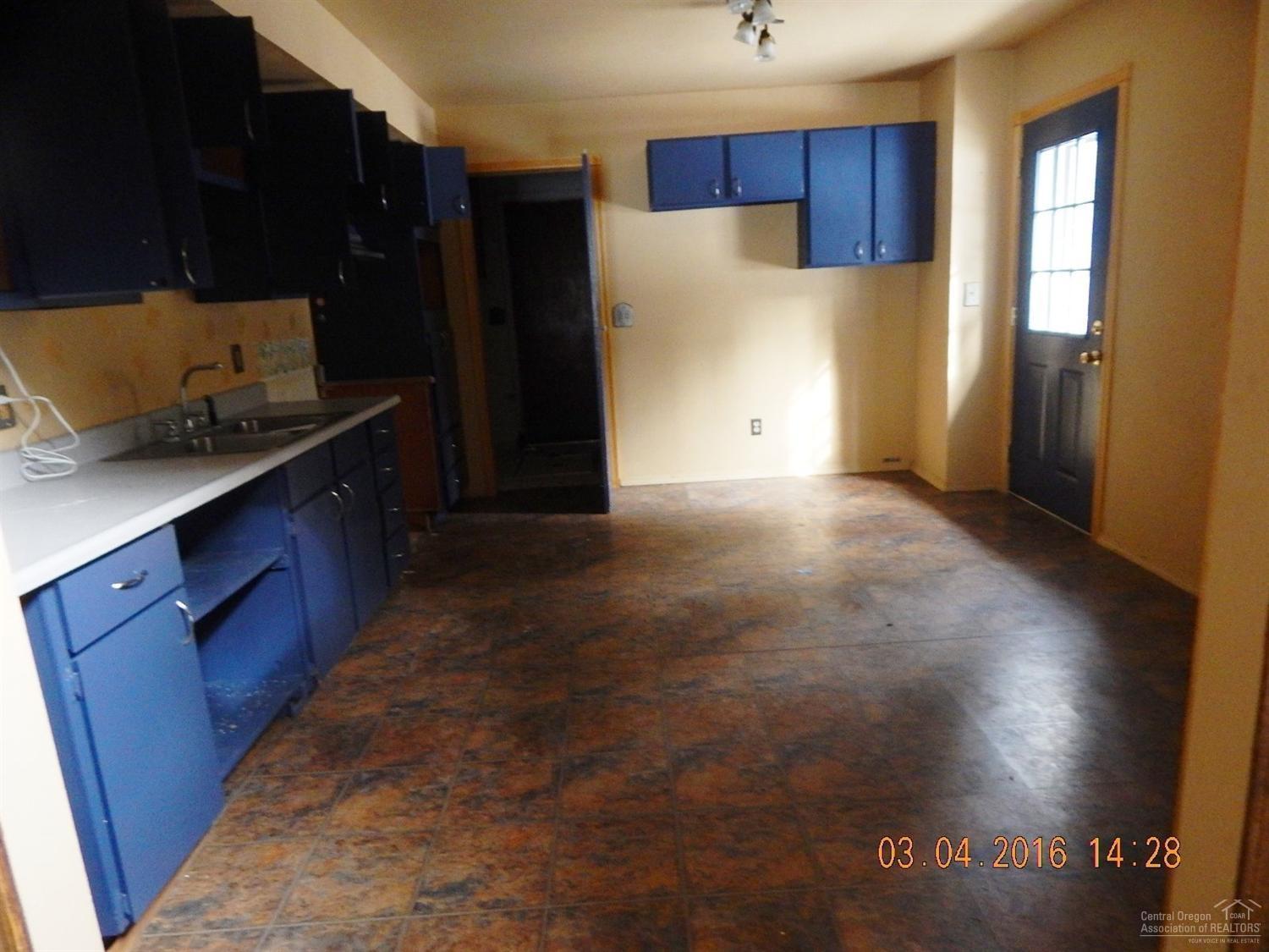 140135 Bearskin Road Crescent Lake, OR 97733 - Photo 9 of 22 Roomy kitchen has plenty of space for di
