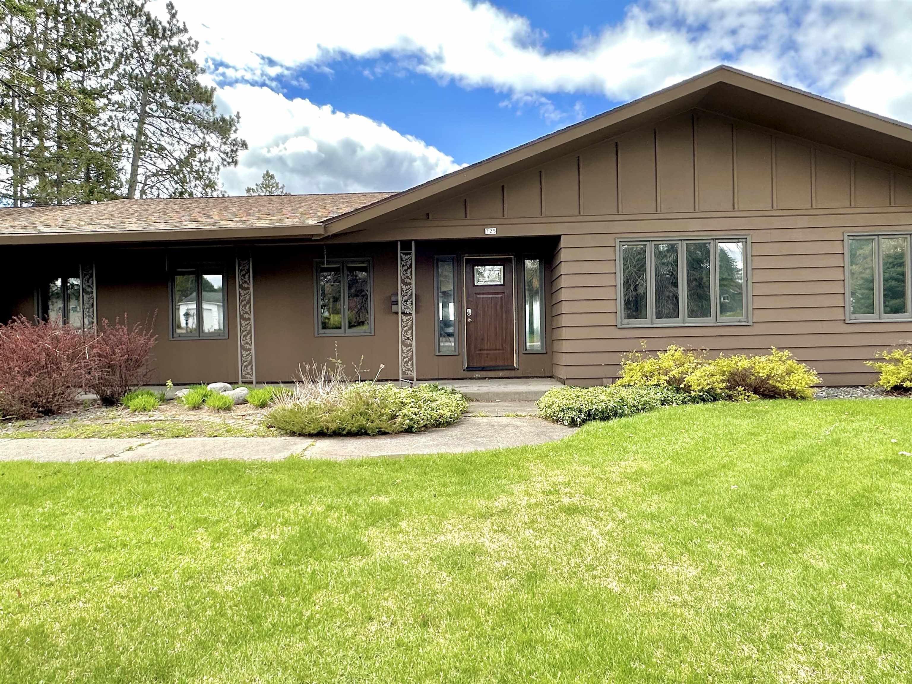 725 Lakeshore Drive Rhinelander, WI 54501 - Photo 2 of 40