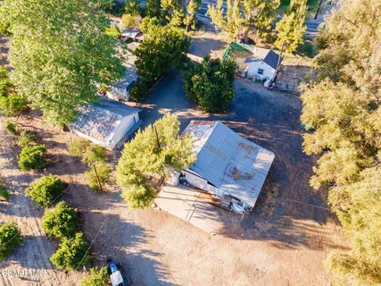 a view of yard with an and white house