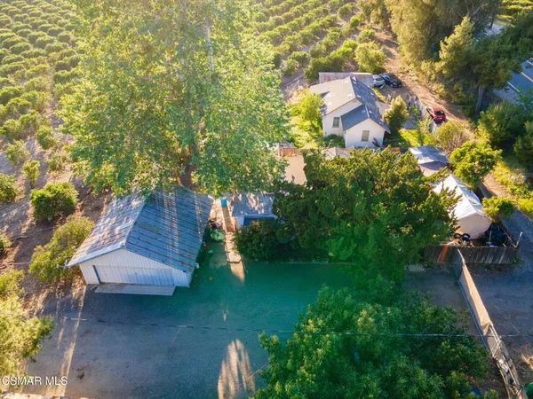 a view of a large yard with lots of green space