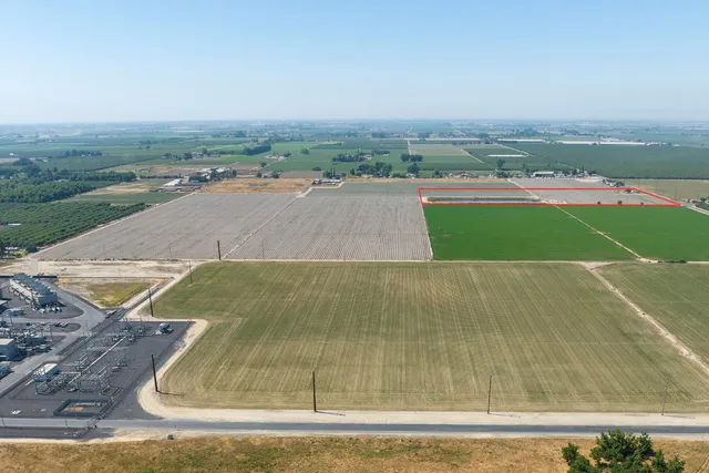 an aerial view of a yard