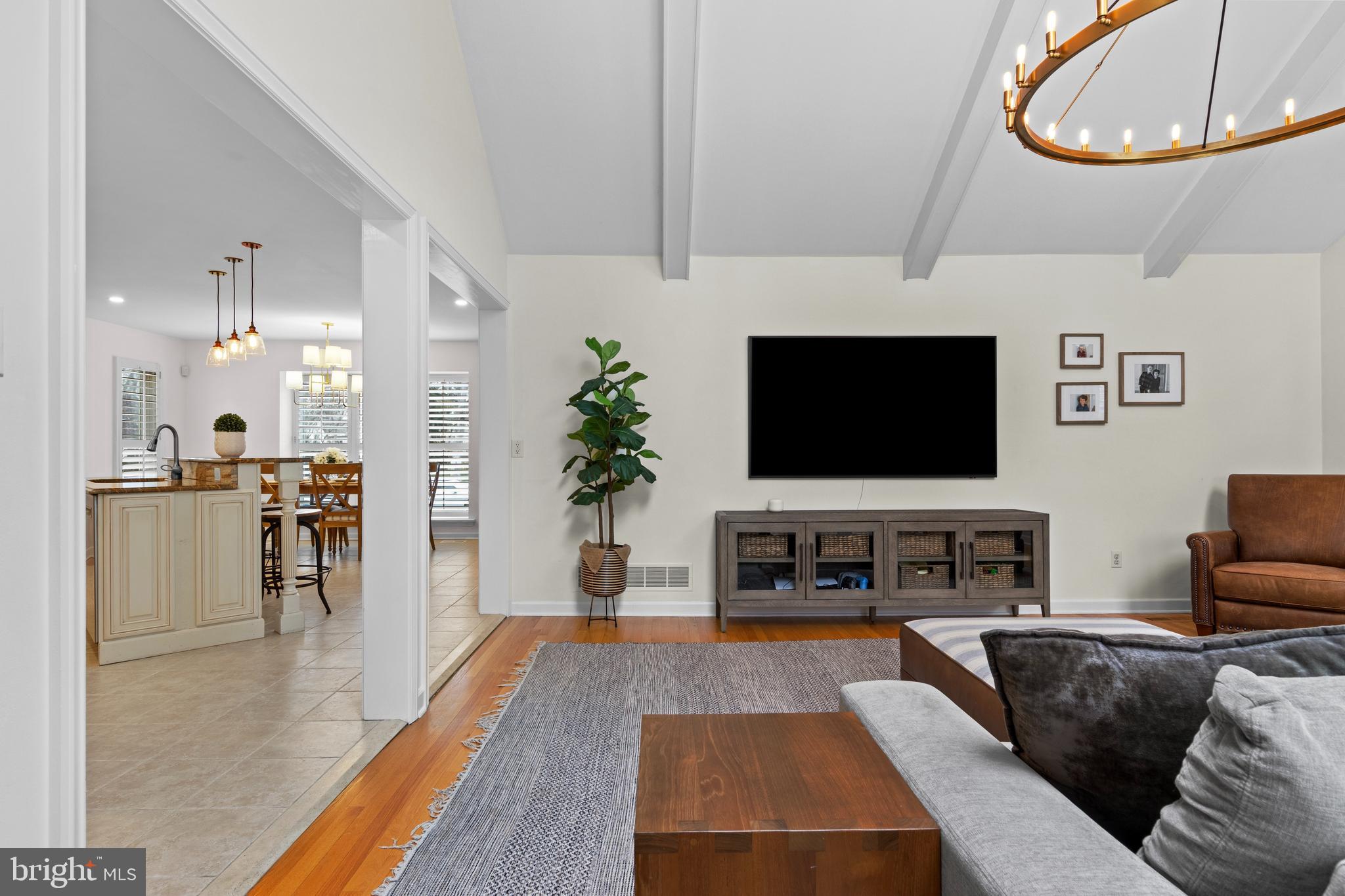 217 Ravenscliff Road Wayne, PA 19087 - Photo 29 of 64 Opens nicely to the kitchen