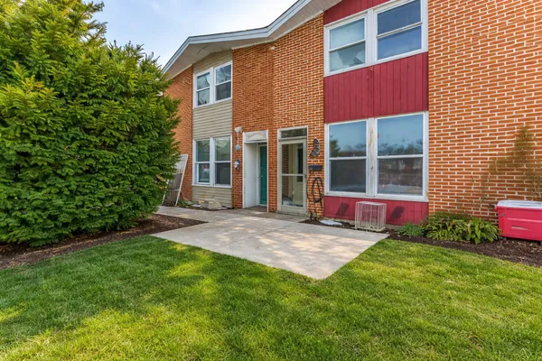 $251,000 | 1370 Fargo Street, Unit E, Des Plaines, IL 60018