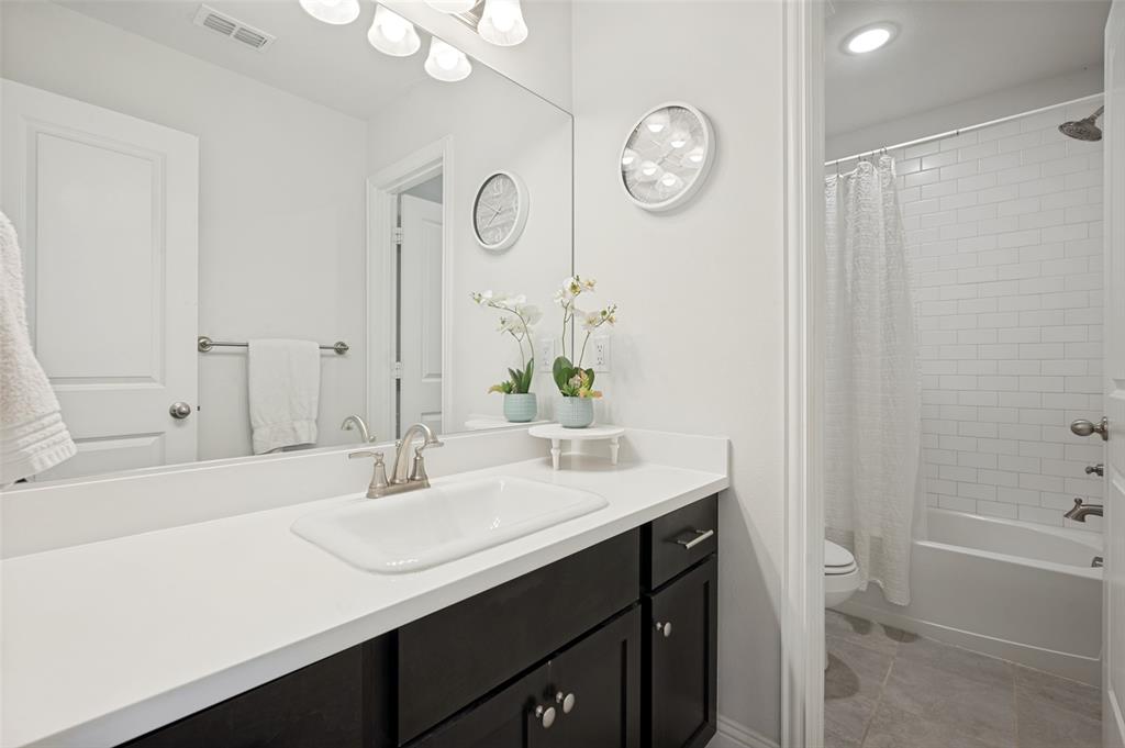 524 East Carol Street Pilot Point, TX 76258 - Photo 23 of 30 SECONDARY BATH