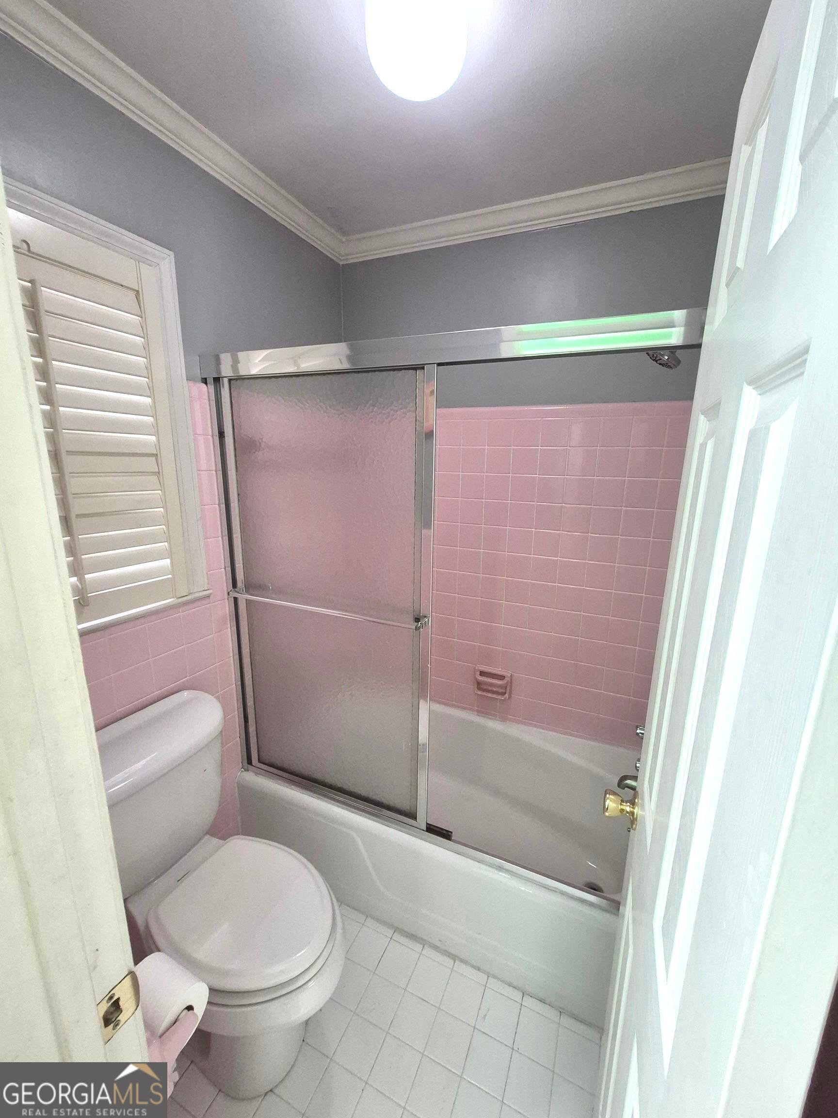 930 Hill Place Macon, GA 31210 - Photo 25 of 34 a bathroom with a toilet and a shower