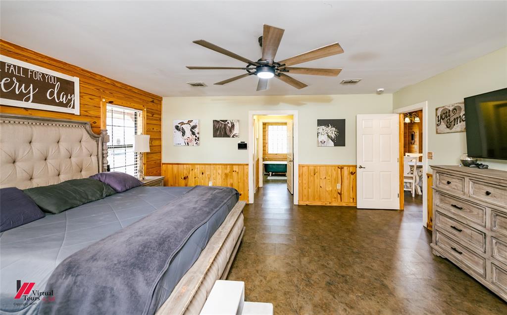 550 Middleton Road Stonewall, LA 71078 - Photo 20 of 40 a living room with furniture and a flat screen tv