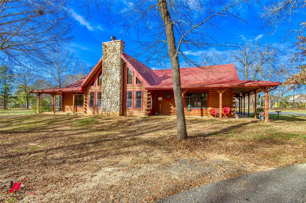 550 Middleton Road Stonewall, LA 71078 - Photo 2 of 40 a front view of a house with a porch