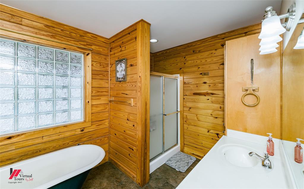 550 Middleton Road Stonewall, LA 71078 - Photo 22 of 40 a bathroom with a tub sink and mirror