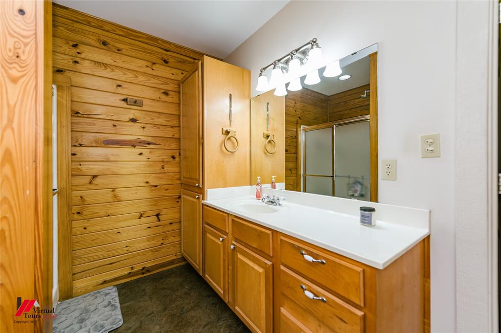 550 Middleton Road Stonewall, LA 71078 - Photo 24 of 40 a bathroom with a sink and a mirror