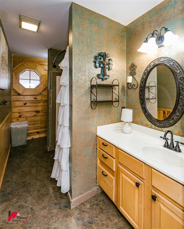 550 Middleton Road Stonewall, LA 71078 - Photo 27 of 40 a bathroom with a sink and a mirror