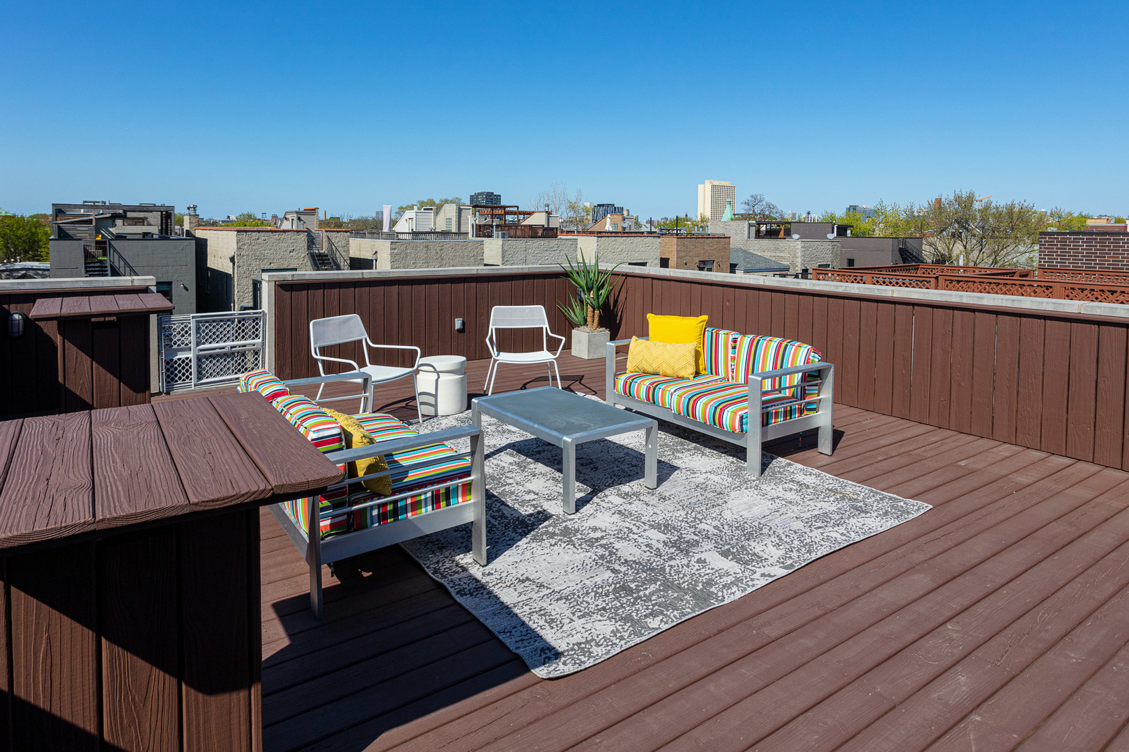 1838 West Rice Street, Unit 3 Chicago, IL 60622 - Photo 25 of 29 a view of a terrace with sitting area