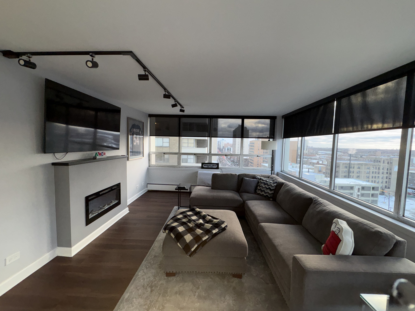 6171 North Sheridan Road, Unit 1102 Chicago, IL 60660 - Photo 11 of 39 a living room with furniture fireplace and flat screen tv